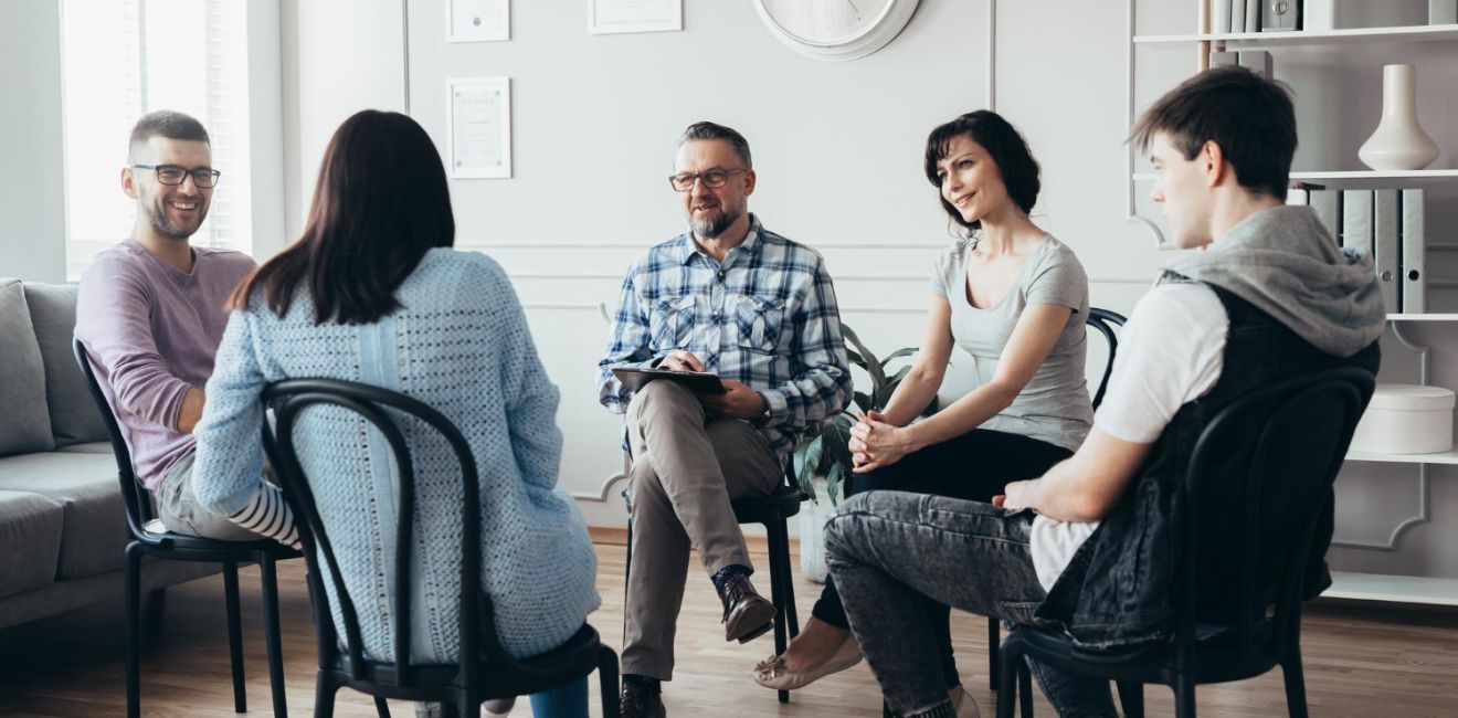 Terapia em comunidade e ressocialização: como funciona